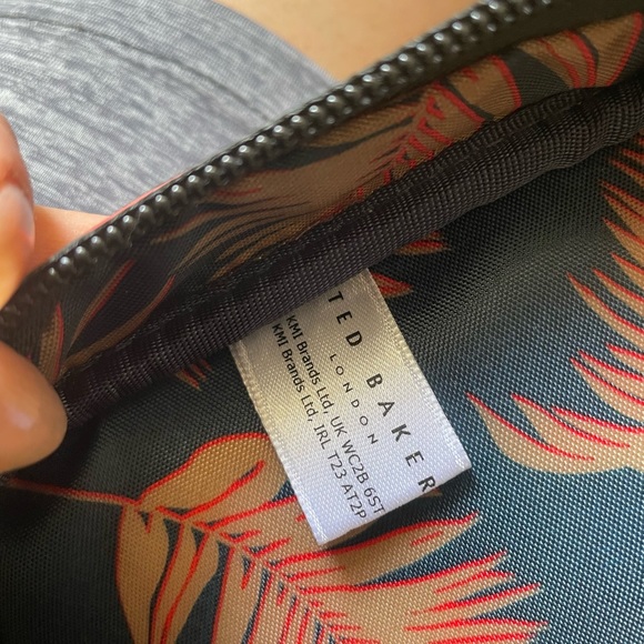 Ted Baker travelling kit - Picture 2 of 4
